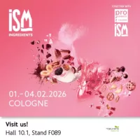 Une explosion dynamique de divers ingrédients et snacks sur fond rose, avec les détails de l'événement ISM Ingredients qui se tiendra à Cologne du 1er au 4 février 2026, ainsi que des informations sur les halls et les stands.